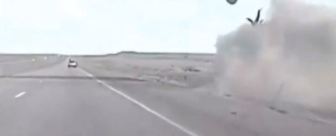 Copertina di Usa, sbalzato dalla cabina durante l’inseguimento. L’incredibile traiettoria del malvivente