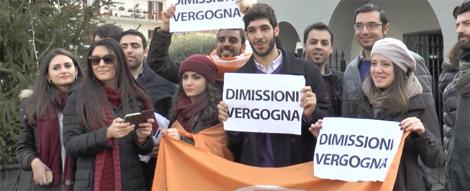 Copertina di M5S e camorra, esponenti Pd a Quarto: “Sciogliere comune per mafia. Grave il silenzio dei vertici del Movimento”