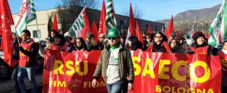 Copertina di Bologna, operaio manifesta contro l’azienda: licenziato. Fiom: “Condotta antisindacale”