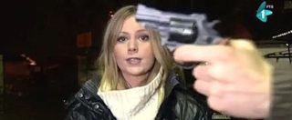 Copertina di Serbia, mostra la pistola durante la diretta tv di una cronista
