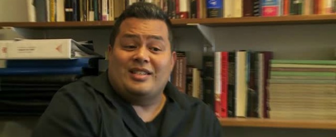 Copertina di Servizio Pubblico, cresciuto con due mamme: “Ho subito un’ingiustizia, la surrogazione è schiavitù”