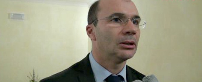 Copertina di Reggio Emilia, il sindaco Pd che comprò casa da prestanome della ‘ndrangheta: “Non potevo sapere”