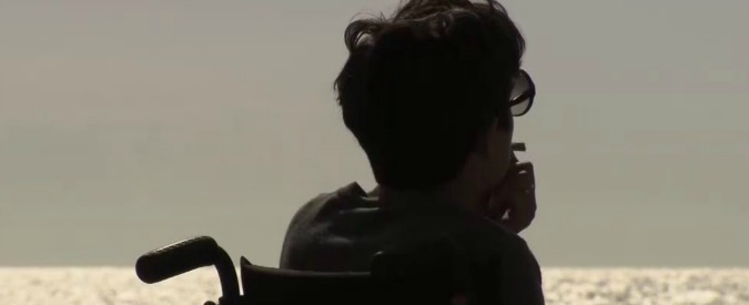 Copertina di Servizio Pubblico, primo Cannabis social club d’Italia: “Diffondere la marijuana contro la Sla”