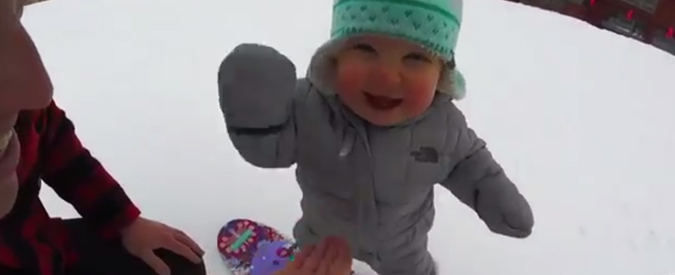 Baby fenomeni sulla neve: un anno e già va sullo snowboard. Il video virale  della piccola Either - Il Fatto Quotidiano