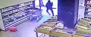 Copertina di Spari al pub di Tel Aviv, l’attentatore ripreso da una telecamera di sorveglianza