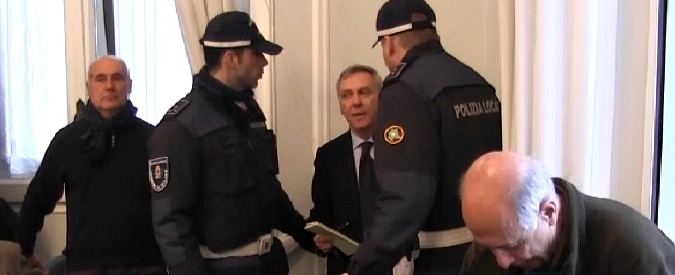 Copertina di Milano, bagarre in commissione. Troppi giornalisti in sala: “Fuori tutti quelli senza telecamera” e arrivano i vigili