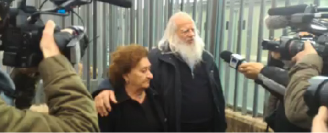 Copertina di Servizio Pubblico, mafia: padre dell’agente ucciso Agostino riconosce in Aula “faccia da mostro”