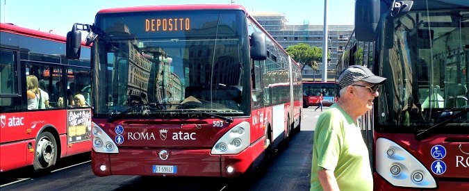 Roma, oltre 500 bus al giorno tornano al deposito per guasti. Atac ai conducenti: “Senza aria condizionata? Andate avanti”