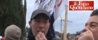 Copertina di Etruria, manifestanti sotto villa Boschi: lanciano copie di banconote. “Esci fuori”