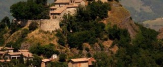 Copertina di Il castello di Canossa è salvo (per ora). Ma le rocche di Matilde restano in crisi: pochi soldi, aperture a singhiozzo e gestioni separate