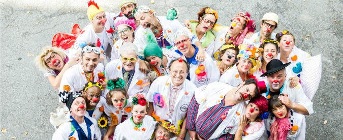 Copertina di Fondazione Theodora aiuta con i suoi clown i bambini in ospedale: “Il sorriso è un diritto per ogni malato” (Foto)