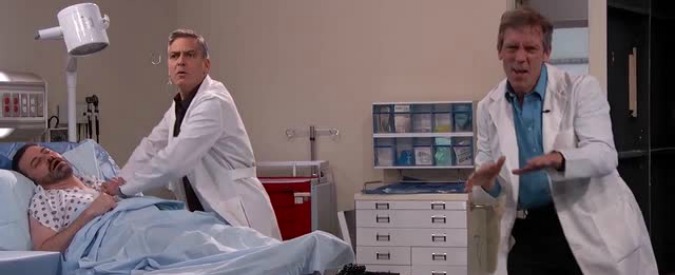 George Clooney e Hugh Laurie, il dottor Ross di E.R. e il dottor House operano e cantano insieme in tv