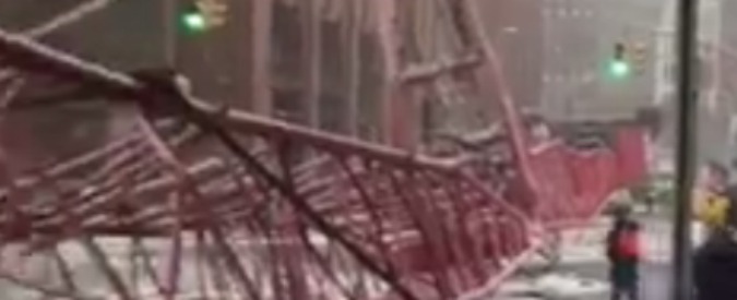 Copertina di New York, una maxi gru crolla in strada a Manhattan: un morto e quindici feriti – (Fotogallery)