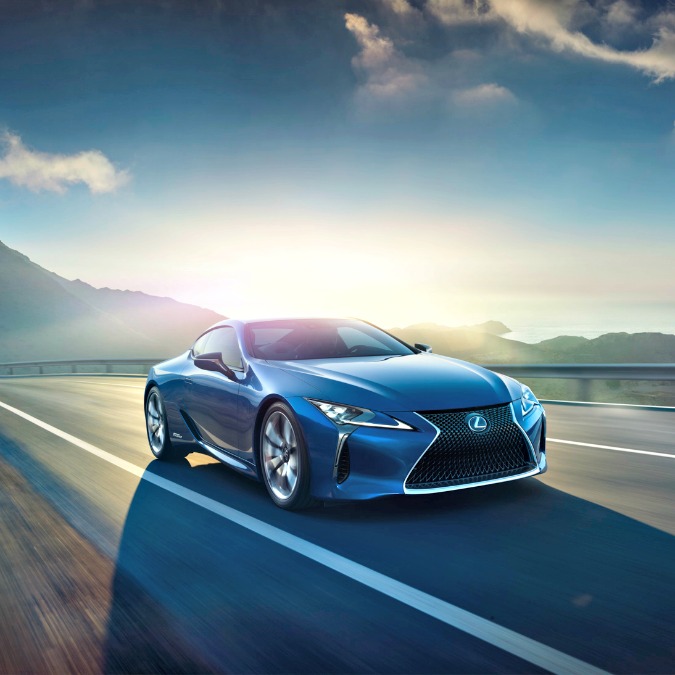 Copertina di Lexus LC500h, l’ibrida diventa una coupé sportiva da brividi