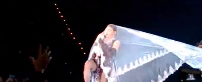 Madonna, a Bangkok nuovo incidente sul palco: resta impigliata nel velo e inciampa sui tacchi