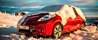 Copertina di Nissan Leaf 30 kWh, l’auto sotto zero che si “scongela” con un tocco del telefonino