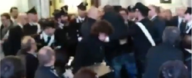 Copertina di Kerry – Gentiloni, donna protesta durante la conferenza: bloccata dalla polizia