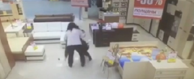 Copertina di “Ti spiezzo in due”: commessa mette al tappeto ladro in un mobilificio in Russia