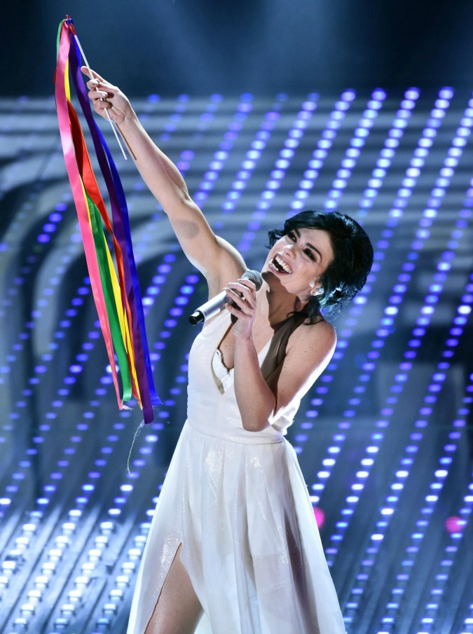 Sanremo 2016, un arcobaleno dietro l’altro sul palco dell’Ariston (FOTO)