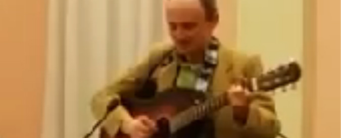 Copertina di Reggio Emilia, consigliere M5S si dimette cantando in Aula: “Mi hanno ispirato gli Stadio”