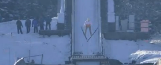 Copertina di Salto con gli sci, terribile caduta per Diethart: contusioni alla colonna vertebrale