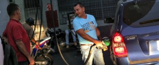 Copertina di Venezuela, Maduro aumenta del 6.000% prezzo della benzina. Dichiarata la “crisi umanitaria alimentare”