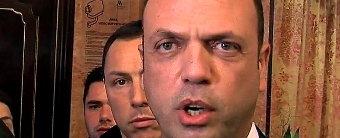 Copertina di Unioni civili, Alfano e l’accordo con Renzi: “Tanto stepchild è inutile. Finalmente buonsenso”