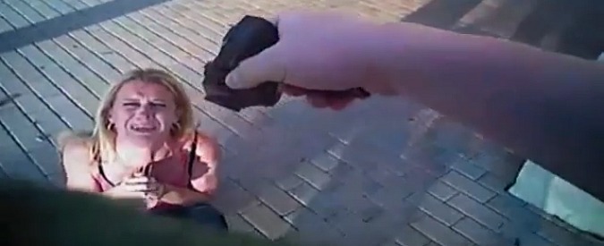 Copertina di Florida, l’arresto di una sospettata di taccheggio diventa abuso con il taser: il video del poliziotto