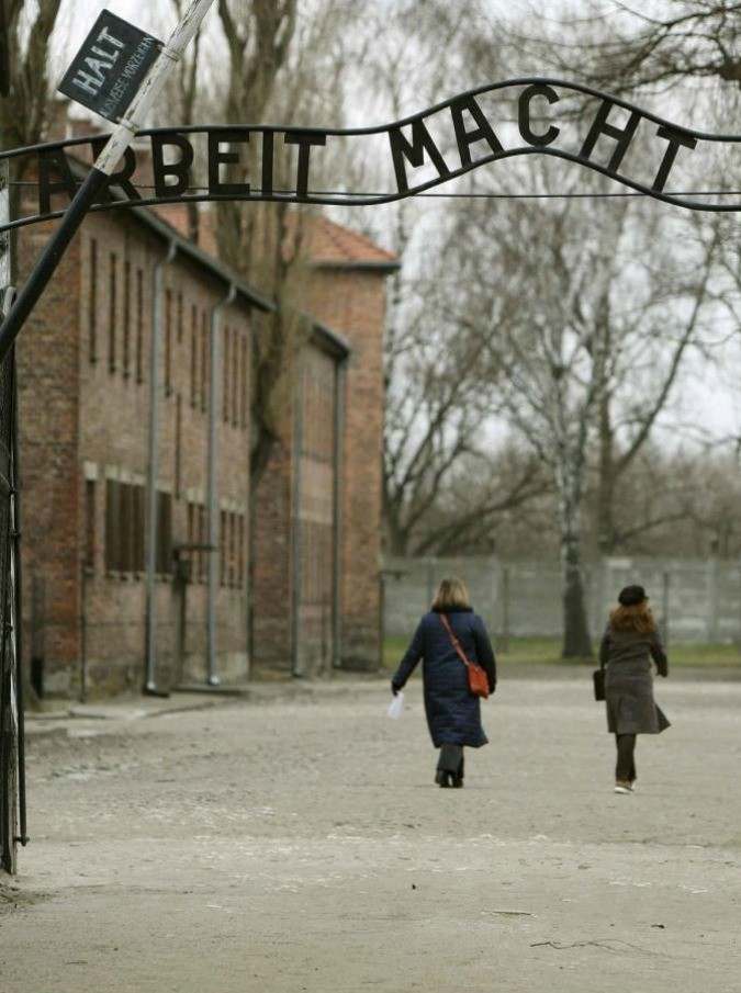 Auschwitz, tutti si sono adeguati alla nuova linea del museo. Tranne l’Italia. “Polverone sul Memoriale? Feticismo per Primo Levi”