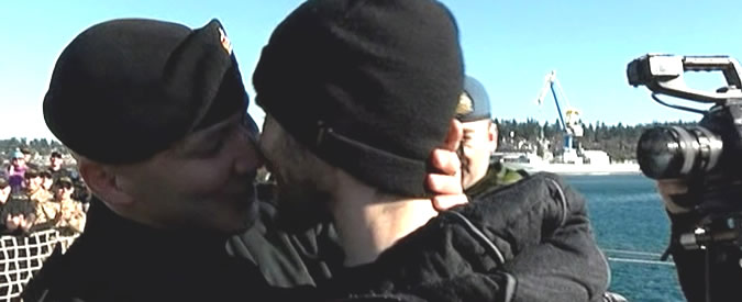 Lgbt, il bacio del marinaio canadese col suo compagno: ovazione dei militari