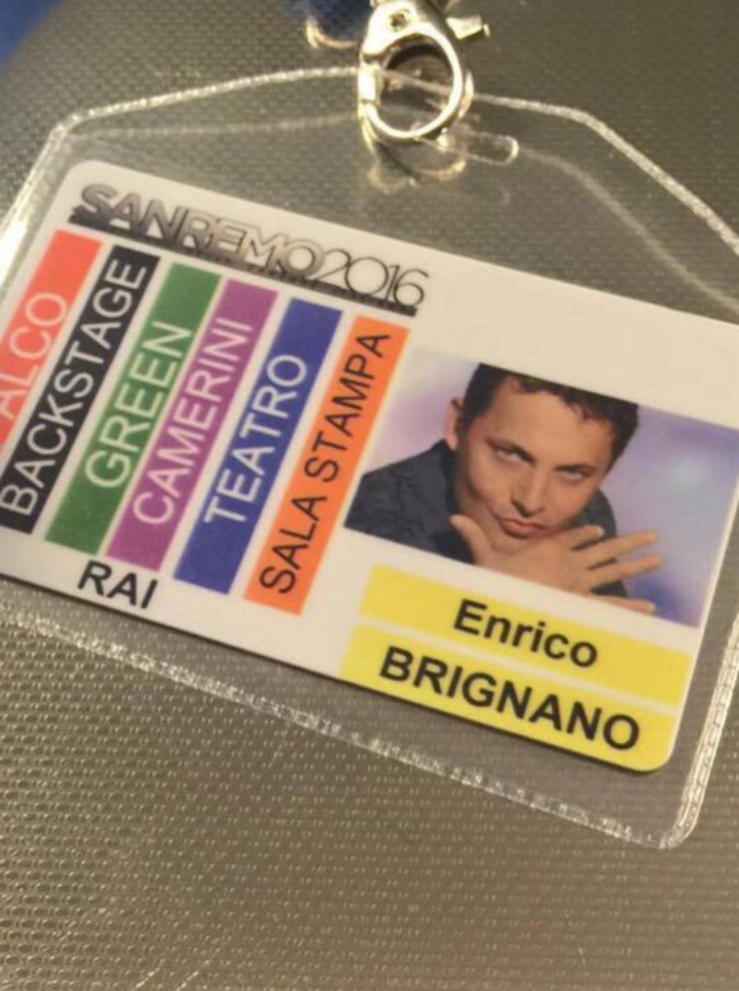 Sanremo 2016, Brignano rimanda lo show a Roma per essere all’Ariston. I fan su Facebook: “Vergogna”