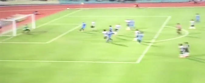 Copertina di Calcio, la punizione viola le leggi della fisica e si insacca nel sette fra lo stupore generale