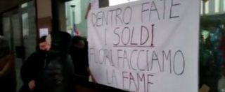 Copertina di Milano, chiude l’albergo sede del calciomercato. Protestano i dipendenti: “Voi i soldi, noi la fame”