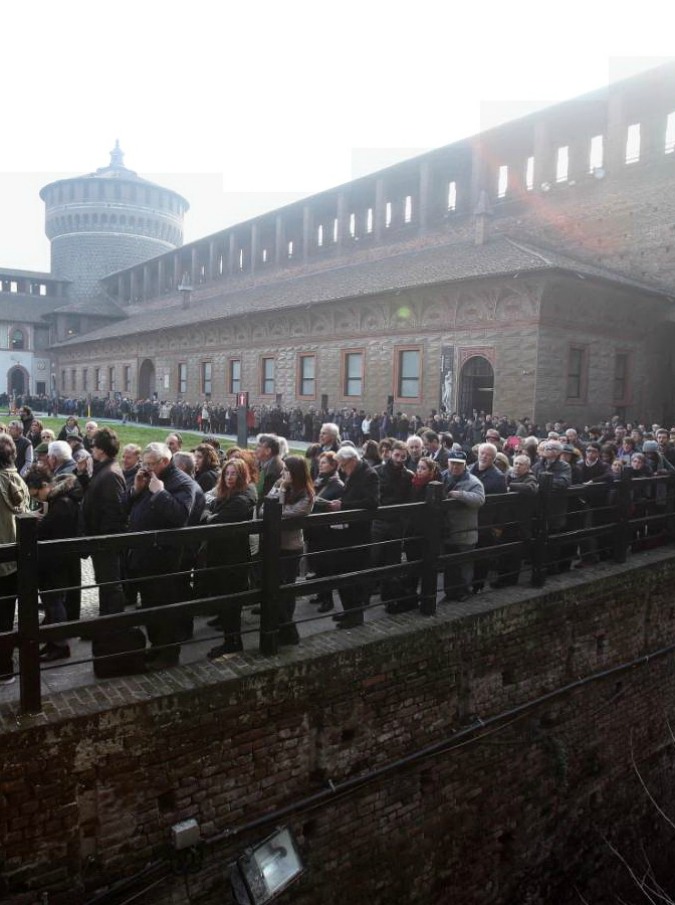 Umberto Eco, funerali laici al Castello Sforzesco di Milano. Pisapia: “Sei e sarai l’orgoglio dell’Italia” (FOTO)