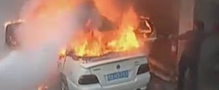 Copertina di Cina, bambini gettano dei petardi in un’auto che prende fuoco: il video della bravata