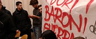 Copertina di Bologna, Panebianco contestato dagli attivisti del Cua: “Mani sporche di sangue”. Lezione interrotta