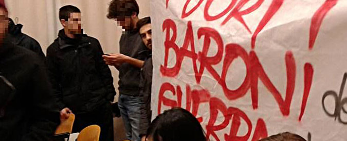 Bologna, Panebianco contestato dagli attivisti del Cua: “Mani sporche di sangue”. Lezione interrotta