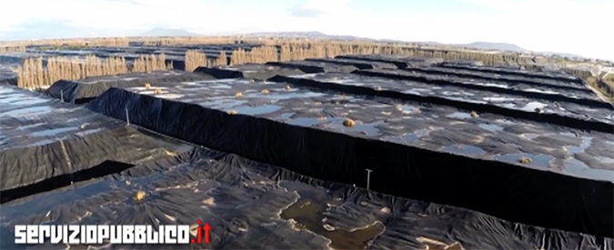 Copertina di Servizio Pubblico, sei milioni di tonnellate di rifiuti sotto i teli: le immagini del drone