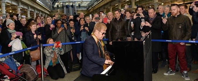 Elton John a Londra sorprende i viaggiatori suonando il piano in stazione
