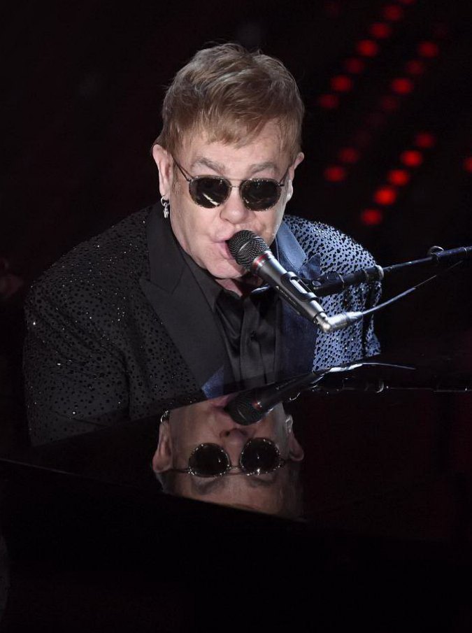 Elton John “ha rischiato di morire”. Concerti annullati a causa di una grave infezione