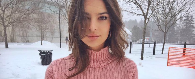 Copertina di Primarie Usa 2016, Emily Ratajkowski (vestita) sul palco di Bernie Sanders