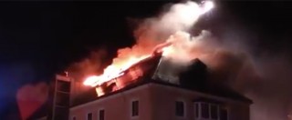 Copertina di Germania, va a fuoco hotel per accoglienza profughi: i vicini festeggiano
