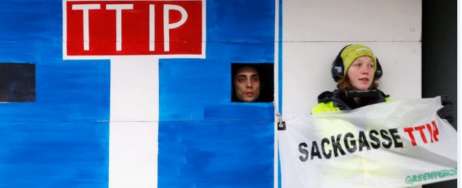 Copertina di Ttip, a Bruxelles al via il dodicesimo round di negoziazioni Usa-Europa. Greenpeace protesta