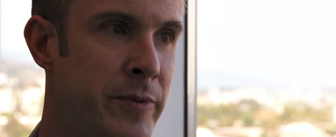 Copertina di Servizio Pubblico, James: “Le terapie riparative sono folli, mi hanno portato sull’orlo del suicidio”