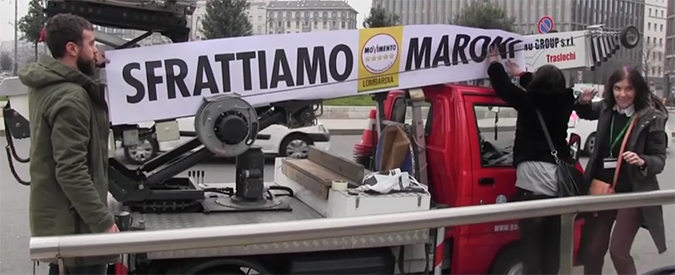 Copertina di Sanità lombarda, flash mob M5S al Pirellone: “Maroni deve andare a casa”