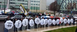 Copertina di Lombardia, protesta M5s davanti alla Regione: “Maroni fuori dai maroni”