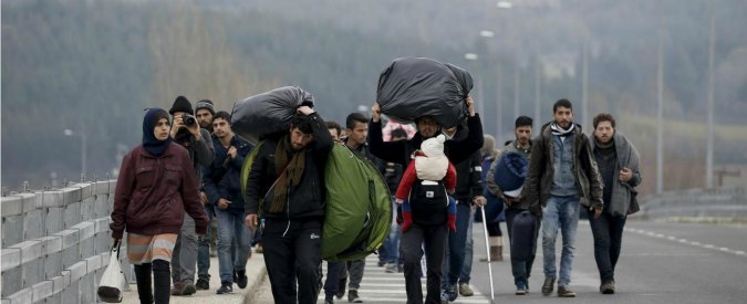 Migranti, sfondata barriera al confine Grecia-Macedonia. Interrotto sgombero Giungla a Calais