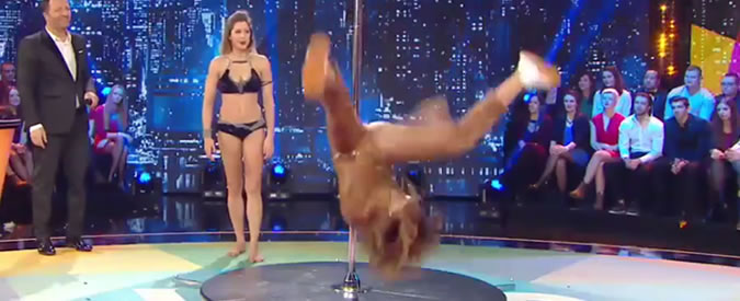 Ex miss Francia prova a ballare la pole dance in diretta tv ma cade rovinosamente a terra