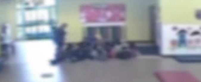 Copertina di Modena, botte e minacce ai bambini. Le terribili immagini che incastrano la maestra d’asilo