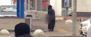 Copertina di Mosca, urlava “Allah akbar” e aveva in mano testa mozzata di bambina: arrestata donna vestita di nero
